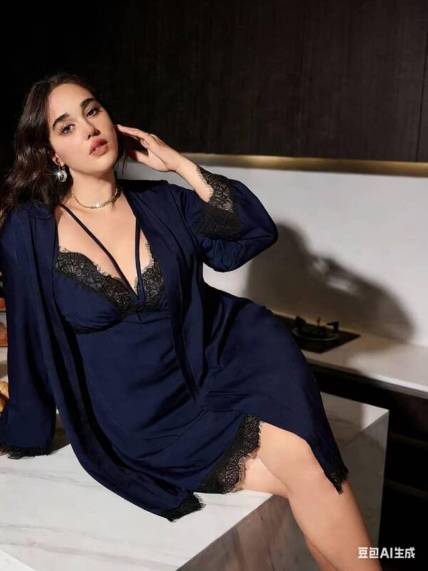 Ensemble Satin Bleu Nuit & Dentelle Élégance