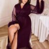 Kimono Satin Bordeaux & Plumes Élégance Royale