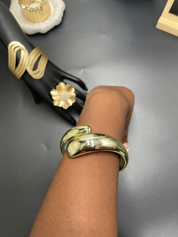 Bracelet Croisé Élégance Fluide