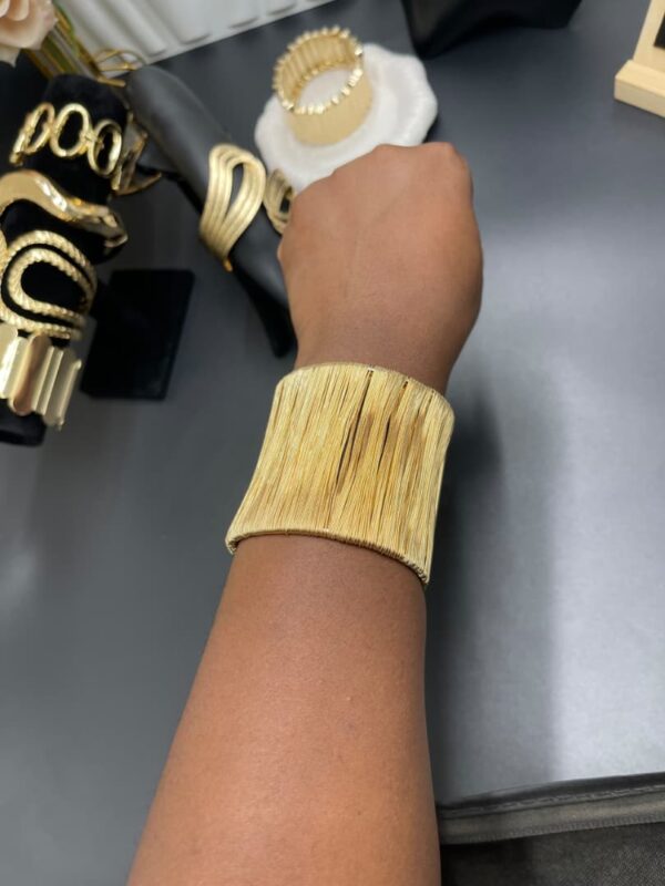 Bracelet Manchette Fils Dorés Élégance