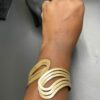 Bracelet Manchette Vague Dorée Élégance
