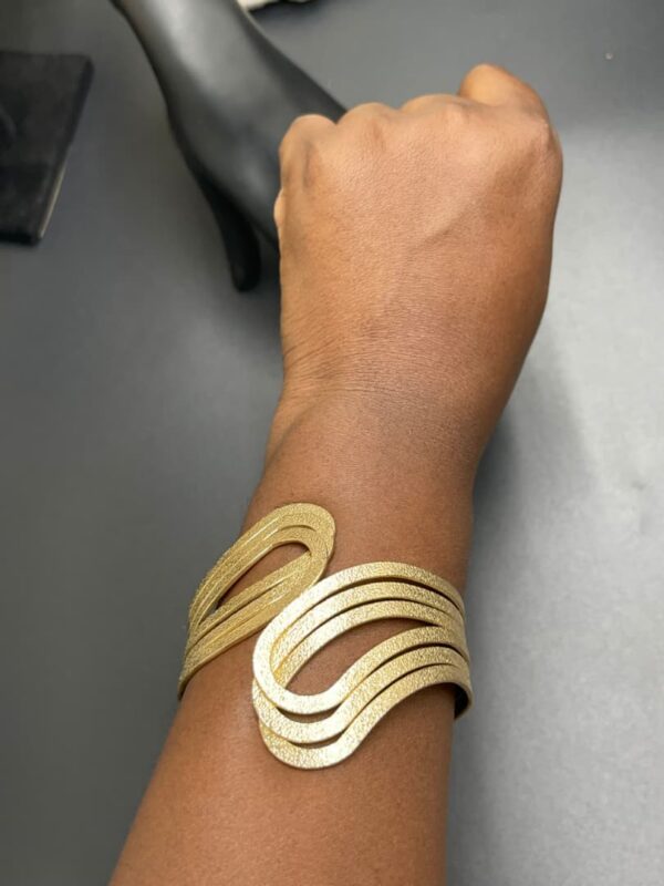 Bracelet Manchette Vague Dorée Élégance