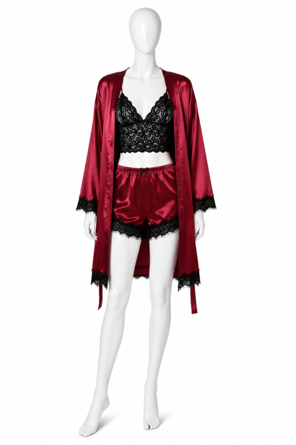 Ensemble Rubis Prestige – Kimono Satin, Brassière & Short en Dentelle