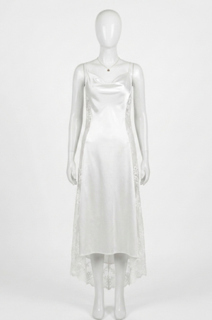 Nuisette Longue Blanche Satinée à Dentelle Florale