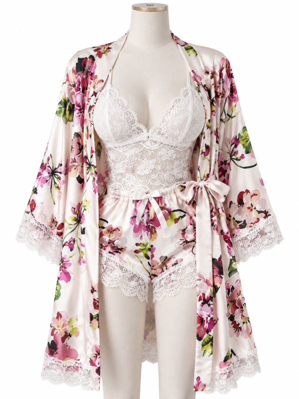Ensemble Nuit 3 Pièces Fleuri – Kimono Satiné, Caraco Dentelle & Short Assorti